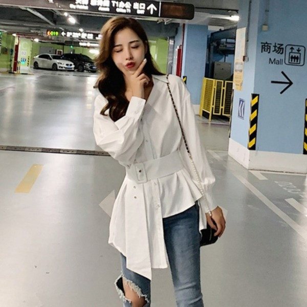 Asimetriški moteriški marškiniai su špicine iškirpte ir dirželiu