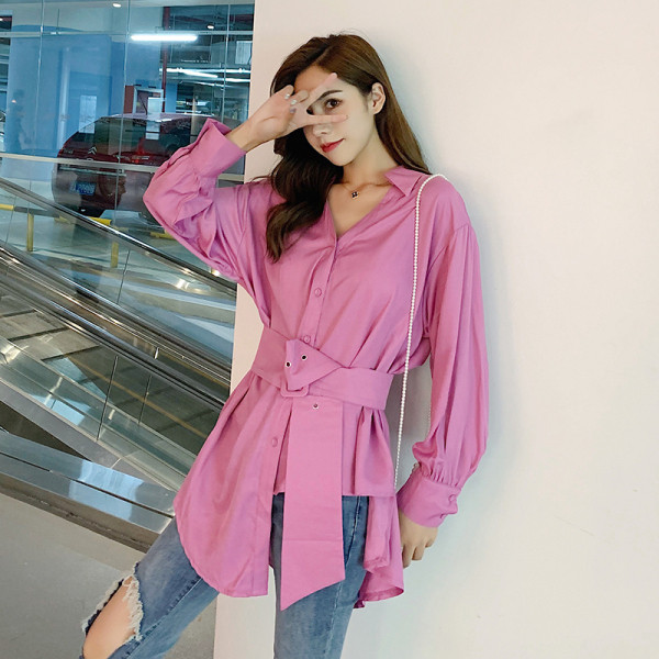 Asimetriški moteriški marškiniai su špicine iškirpte ir dirželiu