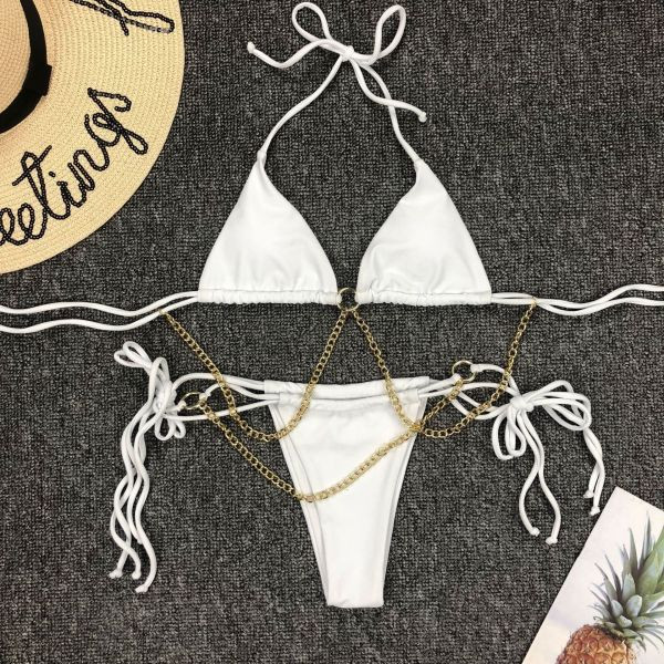 Mūsdienīgs peldkostīms ar trīsstūrveida augšdaļu un metāla ķēdīti