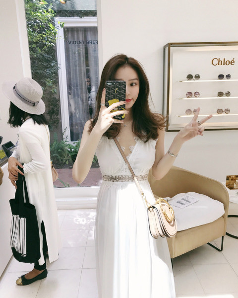 Laisvalaikio moteriškas kombinezonas su plonais petnešėlėmis ir nėriniais