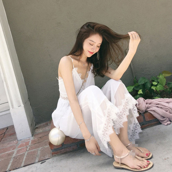 Laisvalaikio moteriškas kombinezonas su plonais petnešėlėmis ir nėriniais