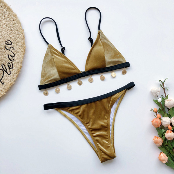 Aksominis maudymosi kostiumėlis su metaliniu elementu ir trikampiu viršumi