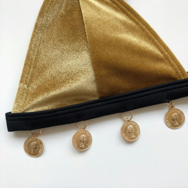 Aksominis maudymosi kostiumėlis su metaliniu elementu ir trikampiu viršumi