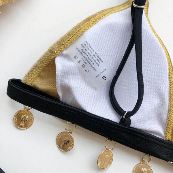 Aksominis maudymosi kostiumėlis su metaliniu elementu ir trikampiu viršumi