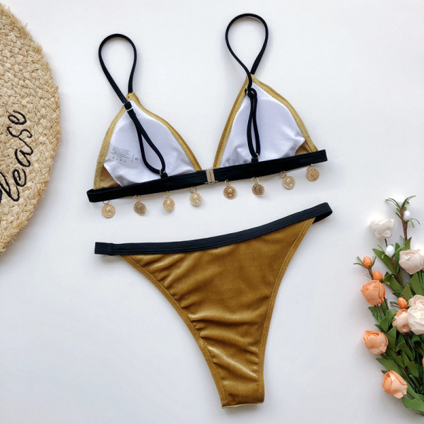 Aksominis maudymosi kostiumėlis su metaliniu elementu ir trikampiu viršumi