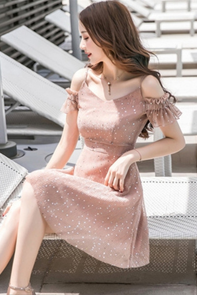 Moderna sieviešu kleita ar atkailinātiem pleciem un plānām lencītēm