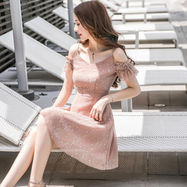 Moderna sieviešu kleita ar atkailinātiem pleciem un plānām lencītēm