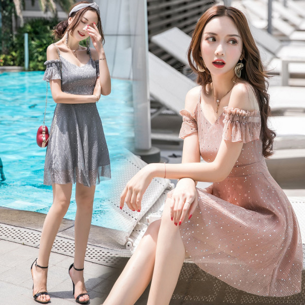 Moderna sieviešu kleita ar atkailinātiem pleciem un plānām lencītēm