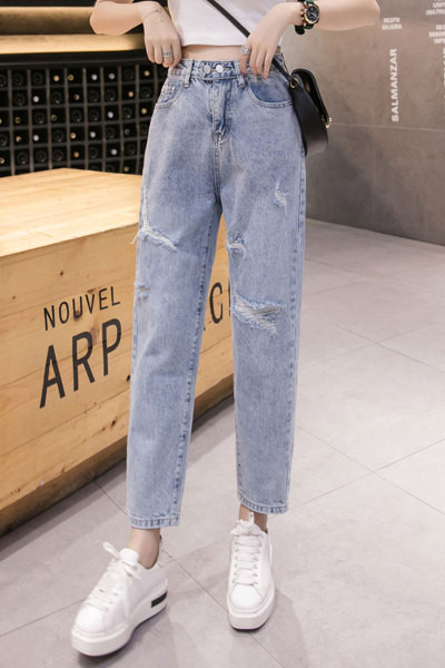 Laisvalaikio moteriški džinsai aukštu liemeniu ir plėšytais motyvais – tiesaus modelio