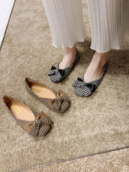 Karirane ženske cipele s ravnim potplatom i trakom