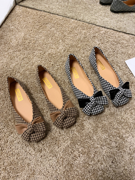 Karirane ženske cipele s ravnim potplatom i trakom