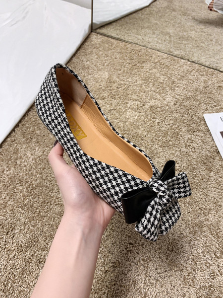 Karirane ženske cipele s ravnim potplatom i trakom