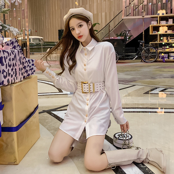 Modern női ruha klasszikus gallérral és fém csattal ellátott övvel