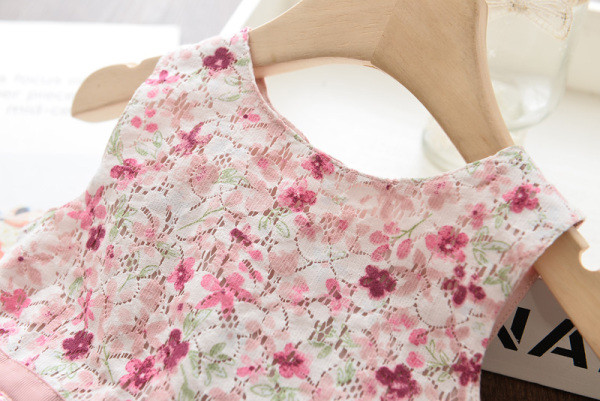 Új modell gyerekruha virágos motívumokkal, szalaggal és ovális nyakkivágással