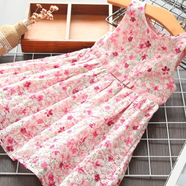 Új modell gyerekruha virágos motívumokkal, szalaggal és ovális nyakkivágással