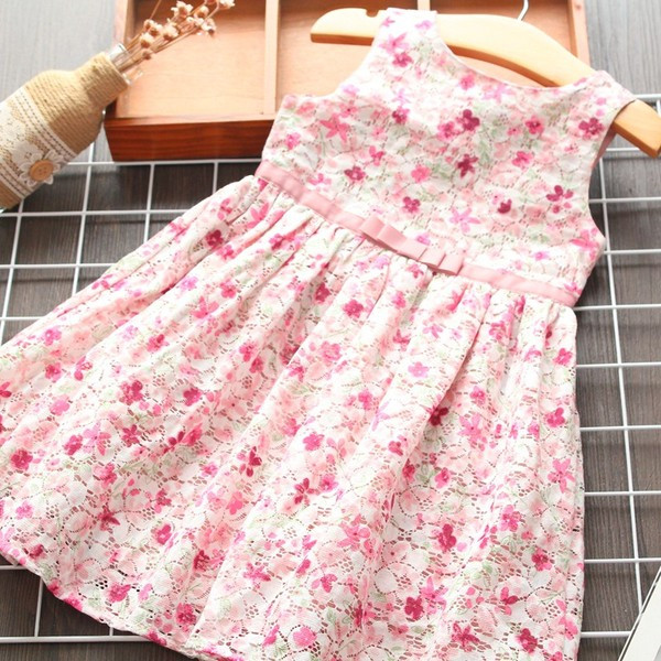 Új modell gyerekruha virágos motívumokkal, szalaggal és ovális nyakkivágással