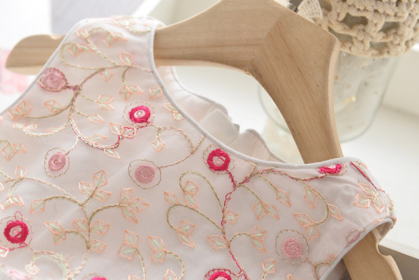 Elegantiška vaikiška suknelė su siuvinėjimu ir tiuliu - kirpimo modelis