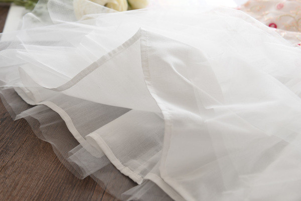 Elegantiška vaikiška suknelė su siuvinėjimu ir tiuliu - kirpimo modelis