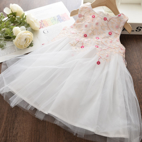 Elegantiška vaikiška suknelė su siuvinėjimu ir tiuliu - kirpimo modelis