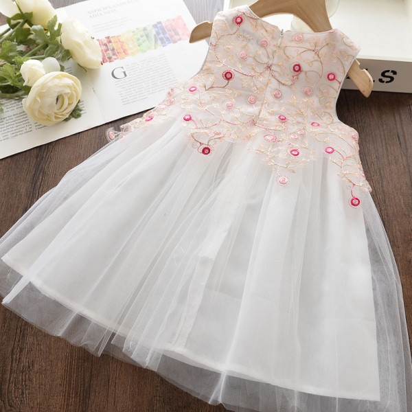 Elegantiška vaikiška suknelė su siuvinėjimu ir tiuliu - kirpimo modelis