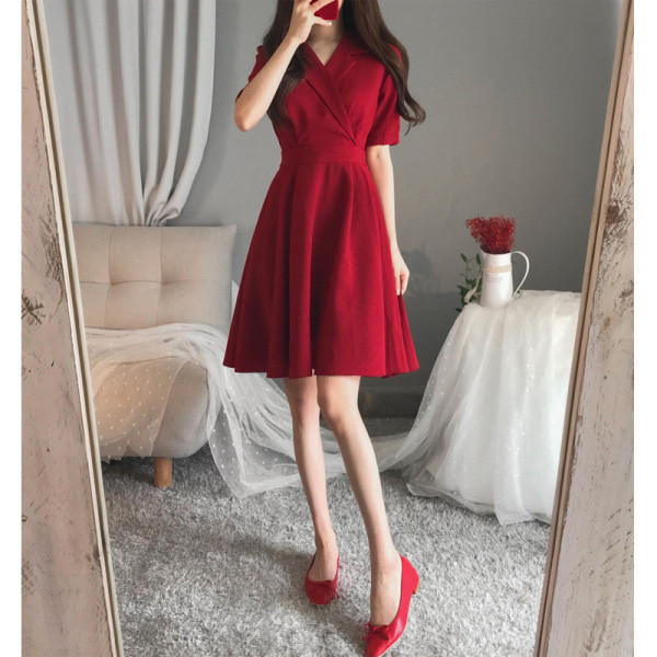 Modernaus moteriško kirpimo suknelės modelis trumpomis rankovėmis