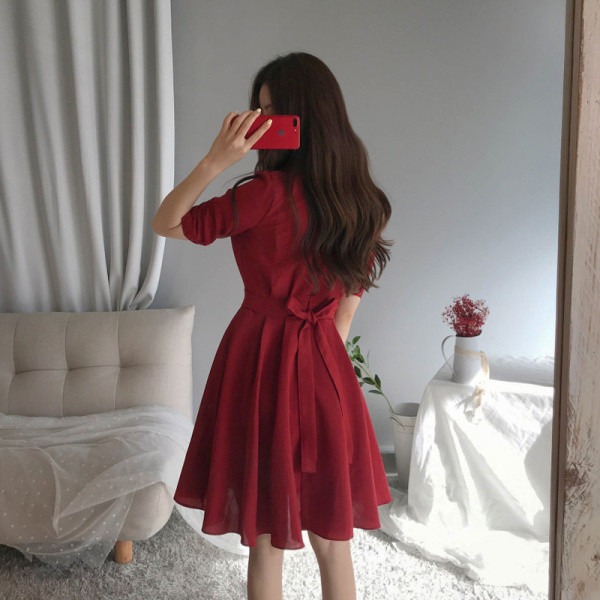 Modernaus moteriško kirpimo suknelės modelis trumpomis rankovėmis