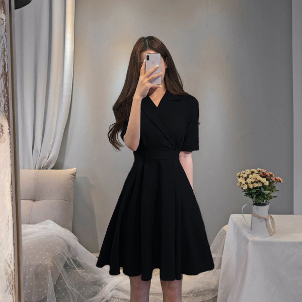 Modernaus moteriško kirpimo suknelės modelis trumpomis rankovėmis