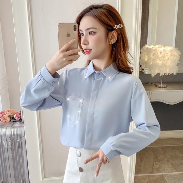 Plats sieviešu krekls ar klasisku apkakli un kabatu