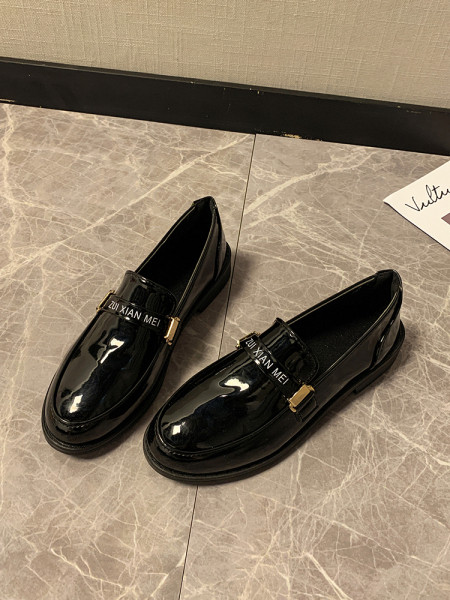 Alkalmi női lakkcipő lapos talppal - két modell