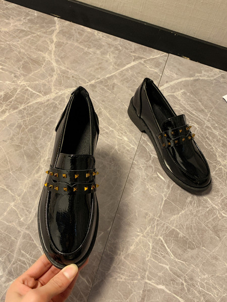 Alkalmi női lakkcipő lapos talppal - két modell