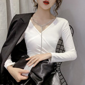 Asimetriška moteriška prigludusi palaidinė su akmenukais ir špico iškirpte