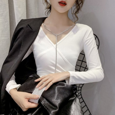 Asimetriška moteriška prigludusi palaidinė su akmenukais ir špico iškirpte