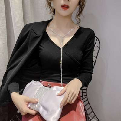 Asimetriška moteriška prigludusi palaidinė su akmenukais ir špico iškirpte