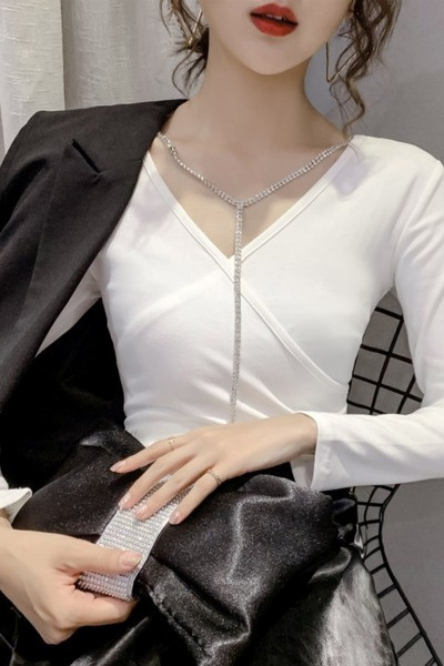 Asimetriška moteriška prigludusi palaidinė su akmenukais ir špico iškirpte