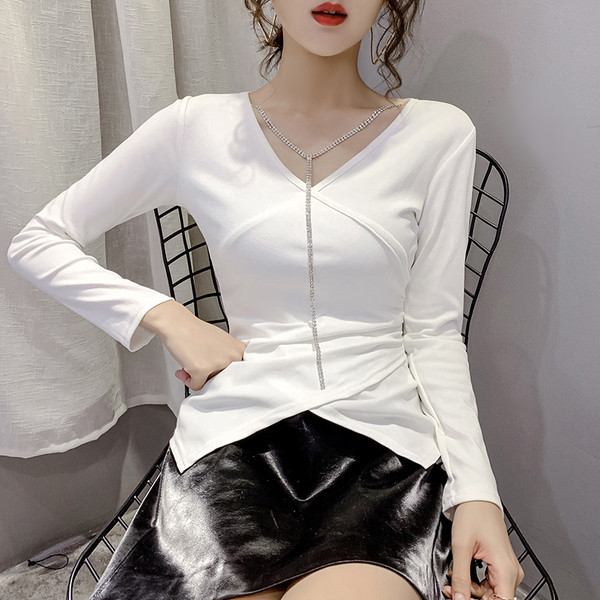 Asimetriška moteriška prigludusi palaidinė su akmenukais ir špico iškirpte