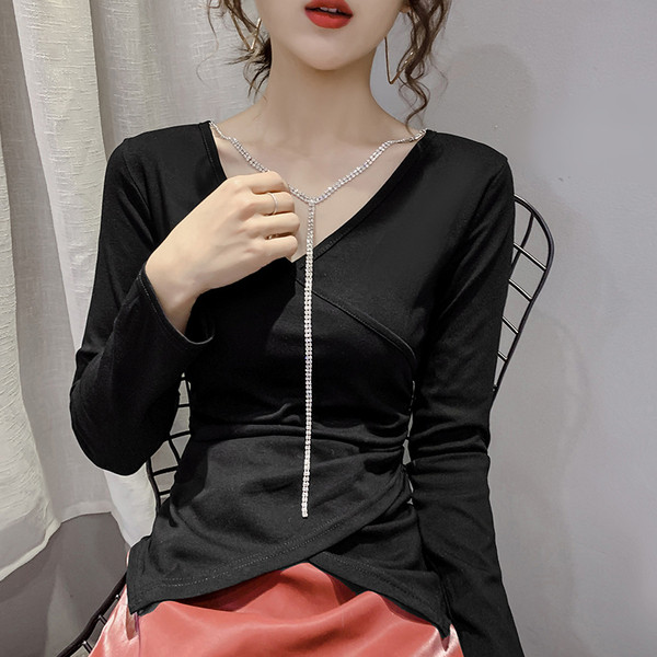 Asimetriška moteriška prigludusi palaidinė su akmenukais ir špico iškirpte