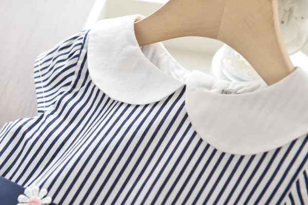 Naujo modelio vaikiška dryžuota suknelė trumpomis rankovėmis ir gėlėmis