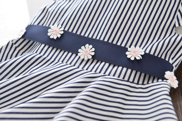 Naujo modelio vaikiška dryžuota suknelė trumpomis rankovėmis ir gėlėmis