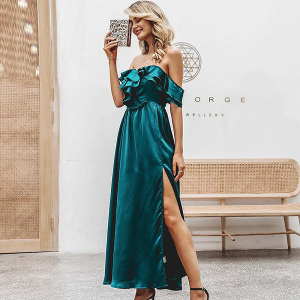 Elegantne paljaste õlgade ja allakäivate rihmadega naiste pikk kleit