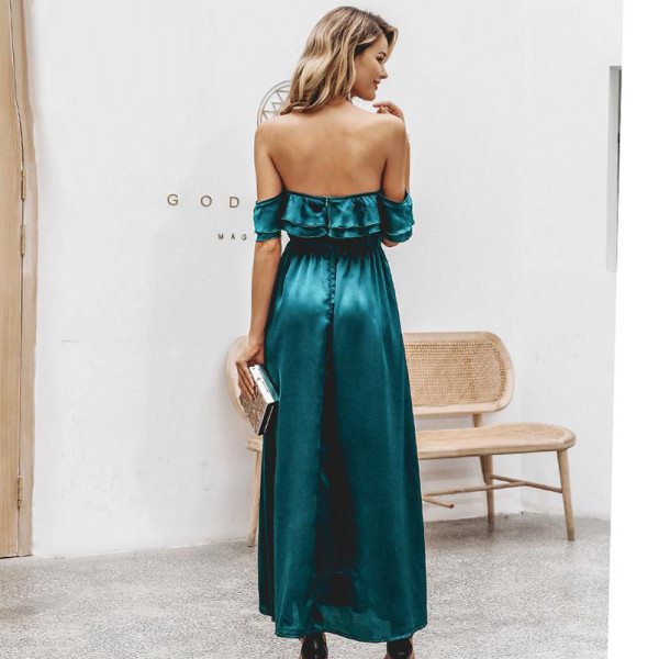 Elegantne paljaste õlgade ja allakäivate rihmadega naiste pikk kleit