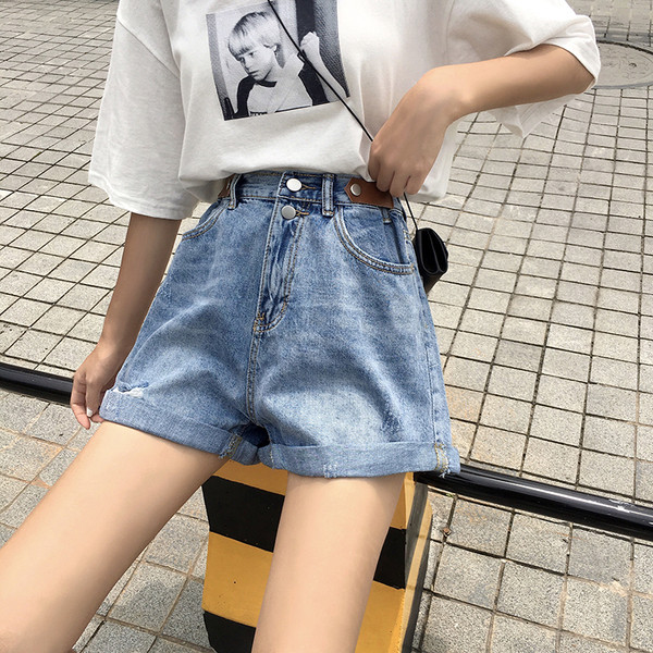 Pantaloni scurți largi din denim cu talie înaltă și motive rupte