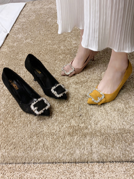 Stilīgi sieviešu apavi no eko zamšādas ar metāla sprādzi un plānu papēdi