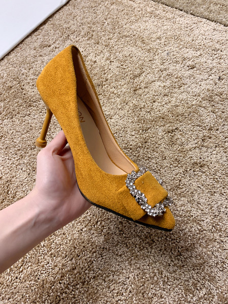 Stilīgi sieviešu apavi no eko zamšādas ar metāla sprādzi un plānu papēdi