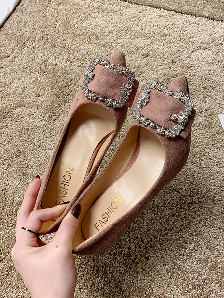 Stilīgi sieviešu apavi no eko zamšādas ar metāla sprādzi un plānu papēdi