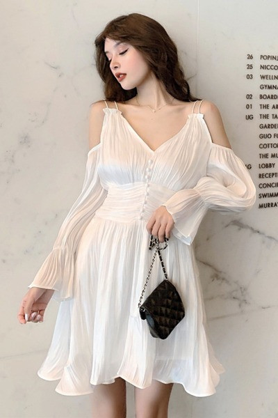 Redős női ruha ejtett ujjakkal, spitz nyakkivágással