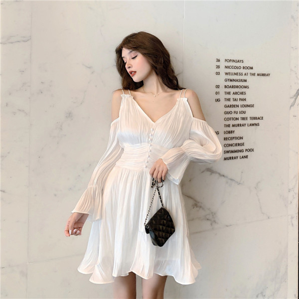 Redős női ruha ejtett ujjakkal, spitz nyakkivágással