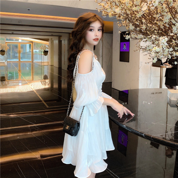 Redős női ruha ejtett ujjakkal, spitz nyakkivágással