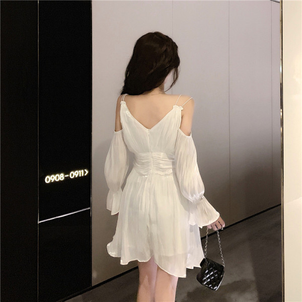 Redős női ruha ejtett ujjakkal, spitz nyakkivágással