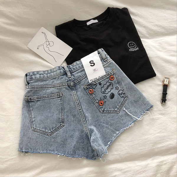 Pantaloni scurți din denim actuali cu motive și aplicații rupte