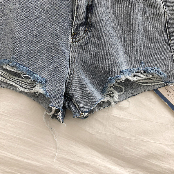 Pantaloni scurți din denim actuali cu motive și aplicații rupte